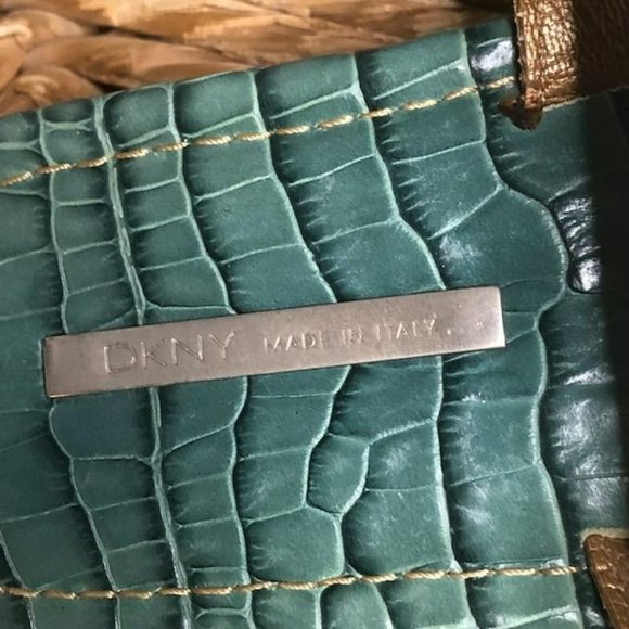 DKNY Crocodile Print Flat Thong Sandals 7 - Picture 3 of 5